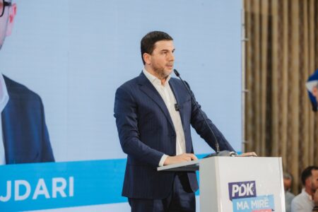 Krasniqi mesazh nga Drenasi rivalëve të PDK-së: Kushdo që mundohet me nda këtë shpi, kthehet kundër vetvetes