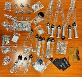 Dogana e Kosovës zbulon stoli të pa deklaruar në Aeroportin e Prishtinës