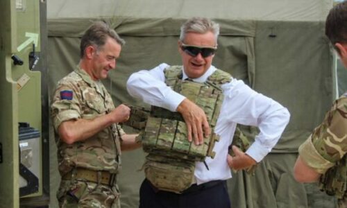 Hargreaves viziton ushtarët britanik në Bondsteel: Prania e tyre demonstron angazhimin tonë për siguri në Kosovë e rajon