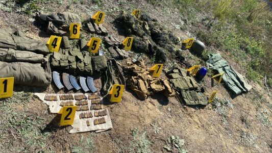 Policia: Gjenden dy thasë me uniforma ushtarake dhe karikatorë në Veri