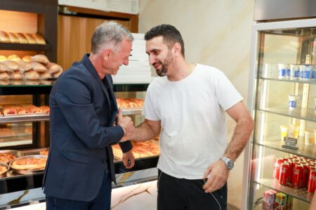 Besnik Osmani i LDK-së viziton bizneset në Fushë-Kosovë: Premton përkrahje dhe partneritet