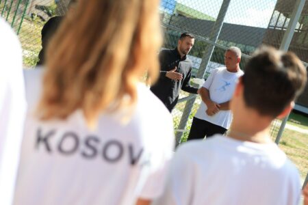 Arian Tahiri viziton tenistët: Në Mitrovicë do të ndërtohet fushë moderne e tenisit