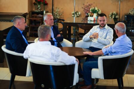 Tahiri takon ish të burgosurit politikë të Mitrovicës: Do të angazhohem që zëri dhe meritat e tyre të nderohen gjithmonë