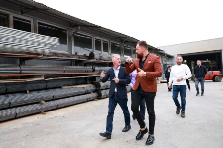 Osmani viziton një biznes në Fushë-Kosovë: Si parti e djathtë, ne besojmë se fuqizimi i biznesit privat është çelësi i suksesit