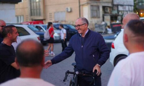 Shaqir Totaj shkon me biçikletë në një tubim zgjedhor në Prizren