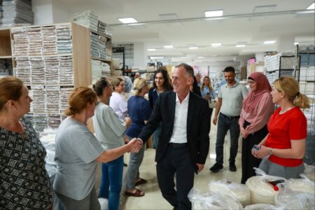Besnik Osmani viziton kompaninë “Cotex”: Vend që sjell produkte të mrekullueshme për çdo shtëpi