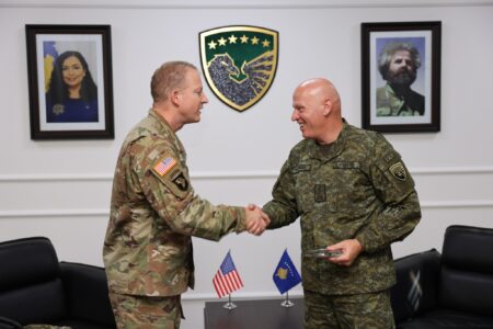 Jashari takon komandantin e SATMO’s, diskutojnë zhvillimin e kapaciteteve trajnuese