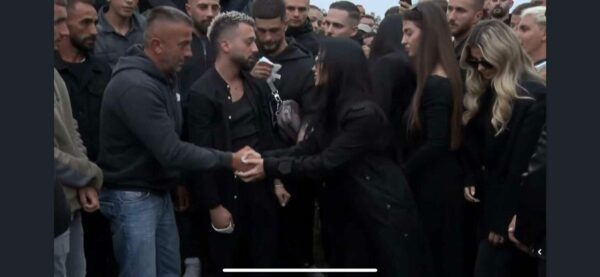 Në varrim të Eldion Kelmendit mori pjesë edhe Xheneta Fetahu