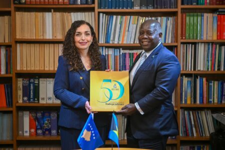 Osmani takon kryeministrin e Bahamas, theksohet përkushtimi për forcimin e marrëdhënieve dypalëshe