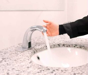 “Cezma me sensora si në hotel” – gazetarja e zë Faton Pecin në rrenë publikisht, tualetet në Qendrën e Kulturës plotësisht funksionale