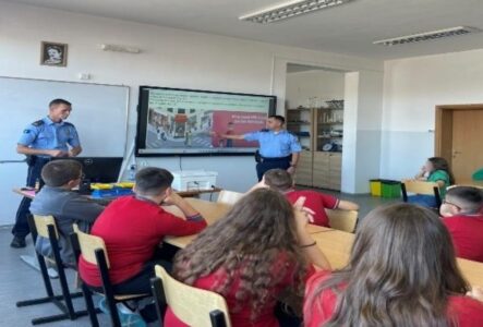 Policia e Kosovës mban ligjërata në shkolla për sigurinë në trafik