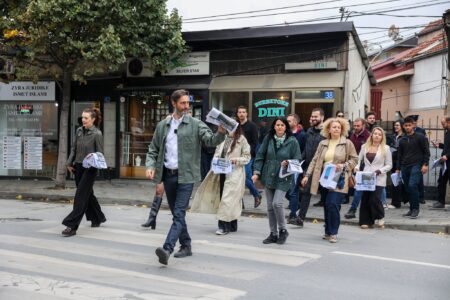 Uran Ismaili shpërndan gazetën “Koha për Prishtinën”: Lexo projektet tona për lagjet e kryeqytetit