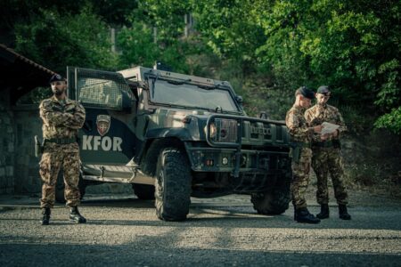 Ushtarët italianë të KFOR-it patrullojnë në komunën e Istogut