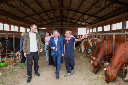 Besnik Osmani viziton fermerët në Bardh të Madh: Shembull i përkushtimit dhe punës së ndershme