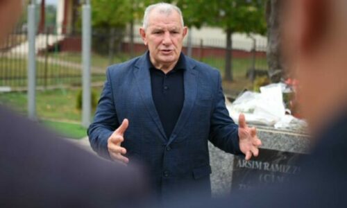 Buja bën homazhe te varret e dëshmorëve në Ferizaj: Nderova një nga betejat më të rëndësishme të Zonës Operative të Nerodimes