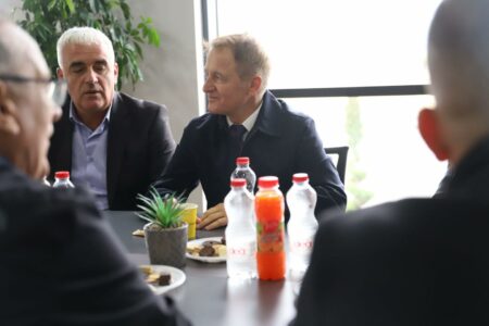 Ferit Idrizi viziton Novolanin, premton vazhdimin e mbështetjes për bizneset vushtrriase