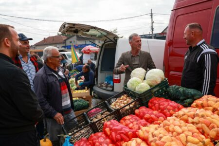 Besnik Osmani i LDK-së viziton tregun e qytetit: Premton transformim modern