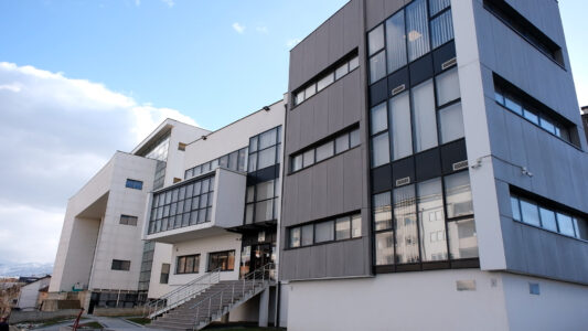 Prokuroria në Gjakovë kërkon paraburgim për të dyshuarin për shitblerje të narkotikëve