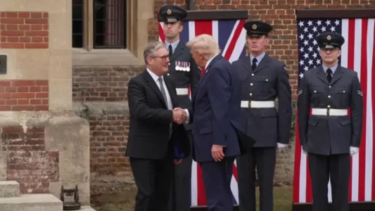 Trump dhe Starmer shtrëngojnë duart në Britani të Madhe