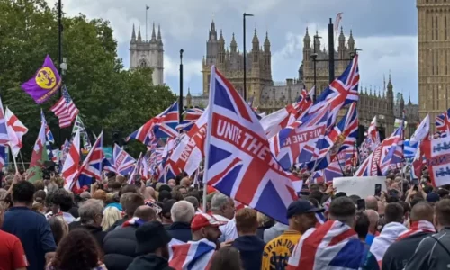 Londër: Dhjetëra-mijëra protestojnë kundër emigracionit