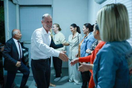 Besnik Osmani viziton familjen Ismaili: Dha tre martirë për lirinë e Kosovës, sakrifica e tyre është e shenjtë