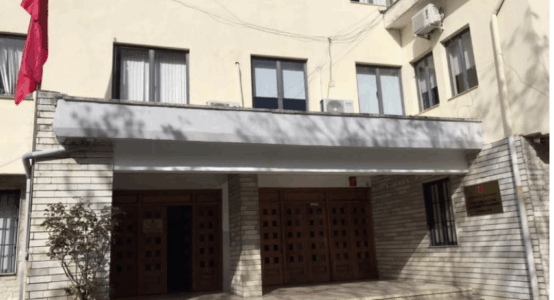 Abuzimi me 16-vjeçaren, gjykata “arrest me burg” për njerkun polic