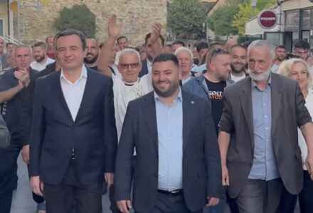 “Hashim Thaçi, Hashim Thaçi”- Kurti në siklet edhe në Vushtrri kur ia përmendin emrin e ish-presidentit