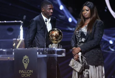 Dembele në lot derisa falënderon nënën e tij