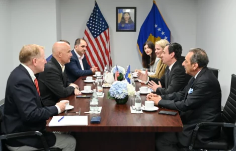 Kurti takohet me kongresistin Seith në zyrat e konsullatës së Kosovës në New York
