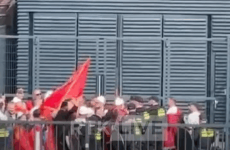 Protestuesit i afrohen objektit të Gjykatës, ndërhyn policia