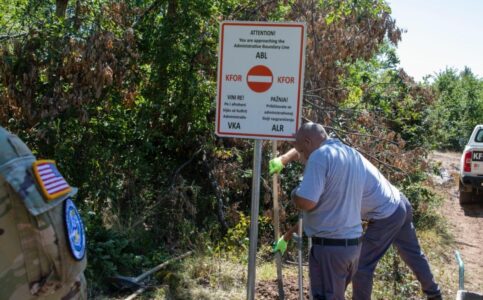 KFOR-i vendos shenja të reja sinjalizuese përgjatë kufijve të Kosovës