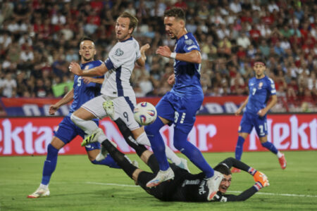 Tifozët serbë me thirrje “Kosova – Serbia” në ndeshjen kundër Anglisë (VIDEO)