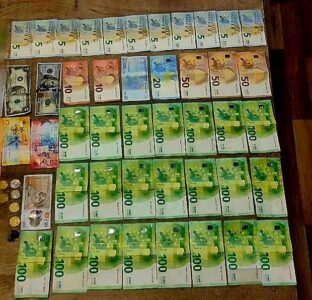 Gjest i mirë: Qytetari në Klinë dorëzon në Polici kuletën që e gjeti me gati 2 mijë e 500 euro, franga, dollarë e paund