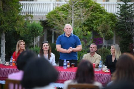 Buja bashkë me deputetet Çitaku e Deliu biseduan me gratë e Hallaqit, zotohet se problemet e tyre do t’i adresojë me prioritet