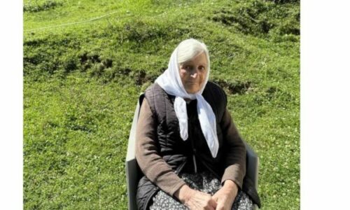 Mbyllja e kufirit midis Shqipërisë dhe Kosovës e ndau vajzën 5 vjeçare nga nëna e saj, historia e takimit pas 42 vitesh