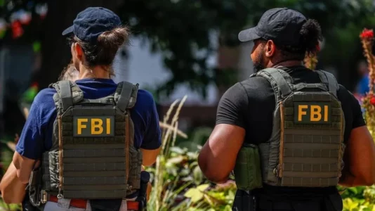 FBI shkarkon agjentët e fotografuar të gjunjëzuar në protestën e George Floyd