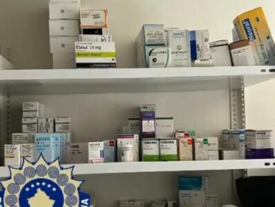 Dogana e Kosovës aksion në Ferizaj: Kapen barna të kontrabanduara në barnatore dhe banesa private