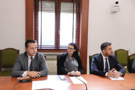 Deputetja e Shqipërisë merr foshnjën në Kuvend