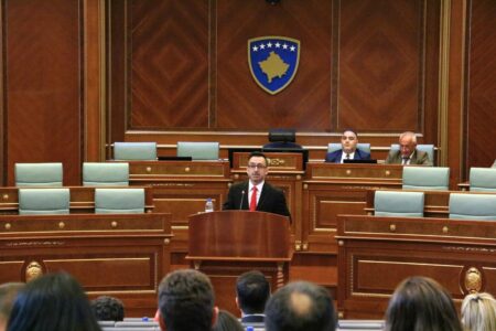 Kushtetuesja nuk e njeh Dimal Bashën si kryetar Kuvendi, komunikon me zv.Sekretarin e Përgjithshëm