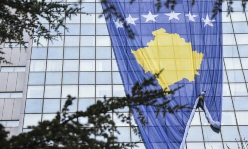 Qeveria pret vendimin përfundimtar pas pezullimit të dekretit nga Kushtetuesja