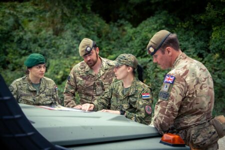 Ushtarët kroatë të KFOR-it patrullojnë në Deçan