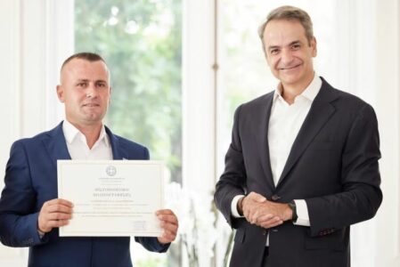 Kryeministri grek i jep shtetësinë shqiptarit që shpëtoi 2 fëmijë nga mbytja