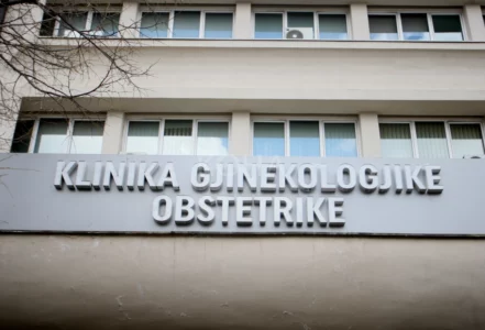 Nënat flasin për dhunën obstetrike, shteti hesht, Avokati i Popullit gjeti shkelje të të drejtave të njeriut