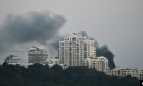 Rusia godet ndërtesën e Qeverisë ukrainase në sulmin më të madh ajror