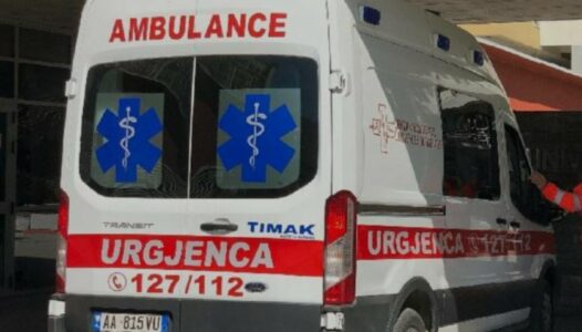 Vetura përplas një katërvjeçar në Fier