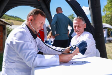 Besnik Osmani viziton Karvanin Shëndetësor në Harilaq: Të investojmë në shëndet do të thotë të investojmë në një të ardhme më të mirë