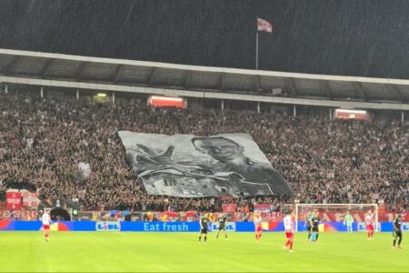 Skandaloze: Në dy vjetorin e rënies së Afrim Bunjakut, huliganët e Zvezdës shfaqin koreografi me për terroristin e Banjskës