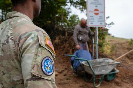 KFOR vendos 114 tabela përgjatë kufirit Kosovë-Serbi: Ndihmojnë në uljen e rrezikut të kalimeve aksidentale
