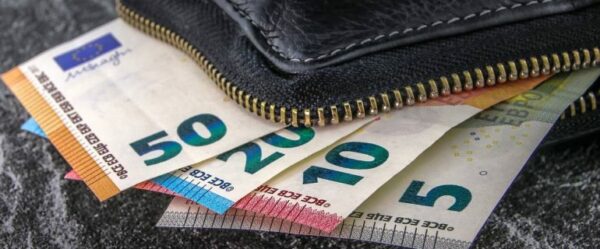 Qytetarja nga Peja dorëzon kuletën e gjetur me të holla në polici