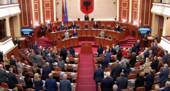 Seanca e parë e Kuvendit të ri të Shqipërisë, të pranishëm ambasadorë e përfaqësues të fesë